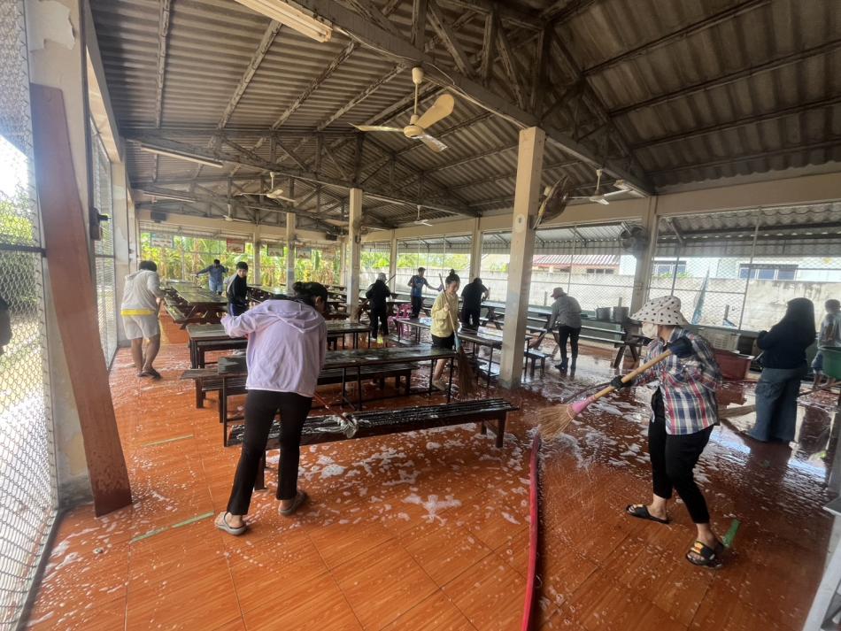นางสาววราพร ตั้งธรรม นายกองค์การบริหารส่วนตำบลสามกระทาย มอบหมายเจ้าหน้าที่ป้องกันและบรรเทาสาธารณภัย ร่วมกับ เจ้าหน้าที่กองสาธารณสุขและสิ่งแวดล้อม ลงพื้นที่รร.บ้านดอนกลาง และ รร.บ้านสามกระทาย นำรถน้ำฉีดล้างทำความสะอาดบริเวณโรงอาหาร และรอบๆอาคารเรียน และฉีดพ่นหมอกควันกำจัดยุงลาย