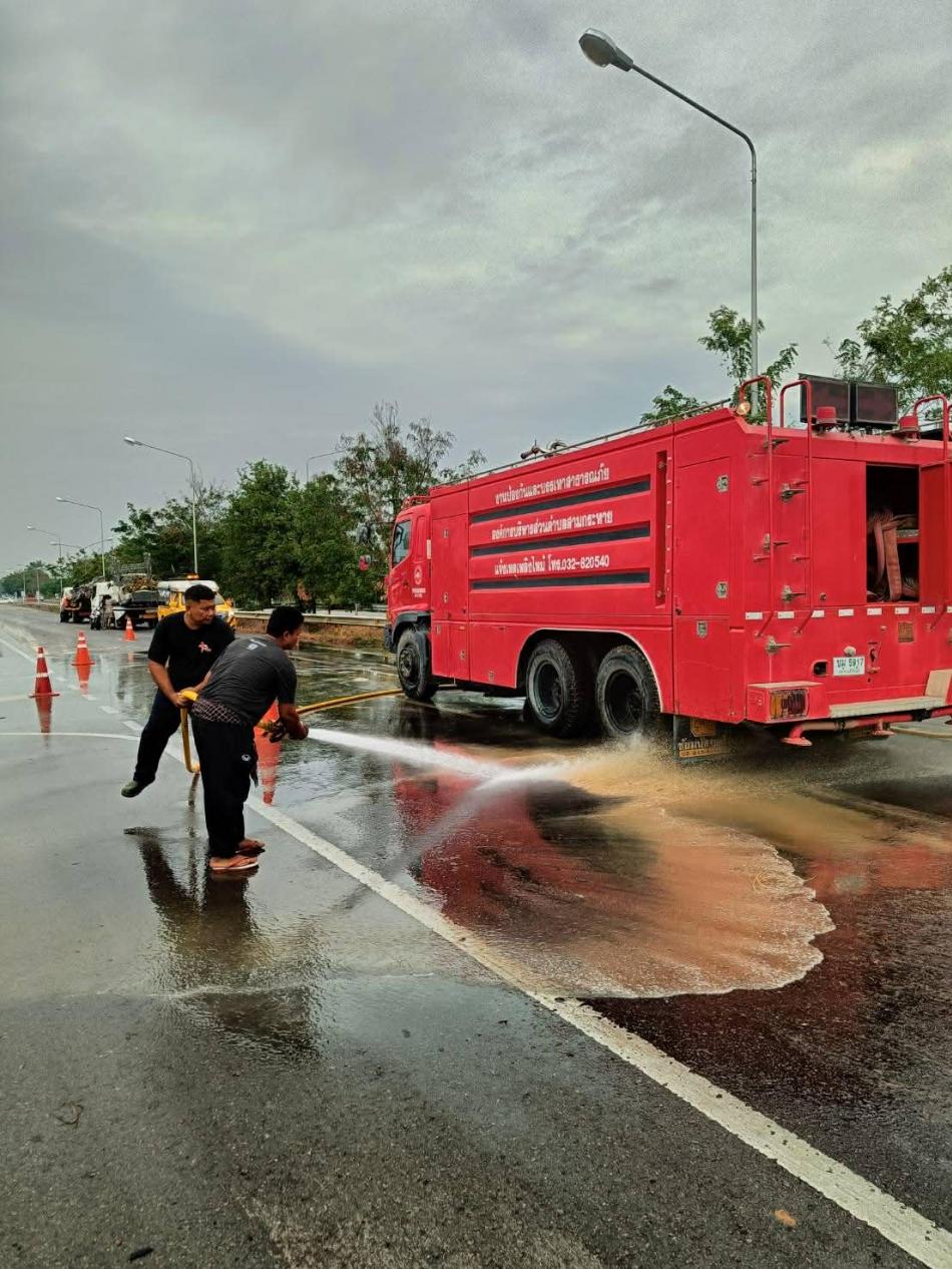 เจ้าหน้าที่ป้องกันและบรรเทาสาธารณภัยนำรถดับเพลิงฉีดล้างทำความสะอาดคราบน้ำมันจากอุบัติเหตุบนถนน เพชรเกษมฝั่งขาขึ้นกทม. บริเวณหมู่ที่ 4 บ้านดอนกลาง ตำบลสามกระทาย อำเภอกุยบุรี จังหวัดประจวบคีรีขันธ์ เพื่อป้องกันอุบัติเหตุซ้ำซ้อนและเพื่อความปลอดภัยของผู้ใช้รถใช้ถนน