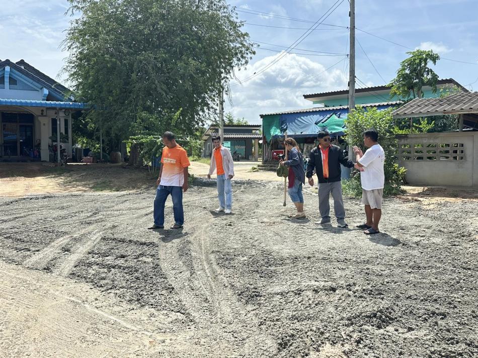 บรรเทาความเดือดร้อนจากวาตภัย (พายุวิภา) ให้แก่พี่น้องประชาชนหมู่ที่ 1 บ้านนาวัลเปรียง ซึ่งส่งผลกระทบทำให้น้ำท่วมขังทางเข้าหมู่บ้าน โดยนายสมควร คีรีนิล นายกอบต.สามกระทาย ได้มอบหมายให้เจ้าหน้าที่ป้องกันและบรรเทาสาธารณภัยนำหินคลุกไปลงปรับพื้นที่เพื่อแก้ปัญหาน้ำท่วมขัง