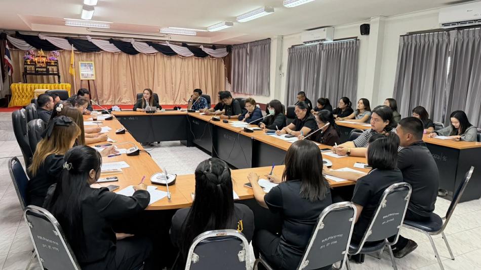 นางสาววราพร ตั้งธรรม นายกองค์การบริหารส่วนตำบลสามกระทาย พร้อมด้วยคณะผู้บริหาร จัดประชุมข้าราชการและพนักงาน องค์การบริหารส่วนตำบลสามกระทาย ประจำเดือนมีนาคม 2569