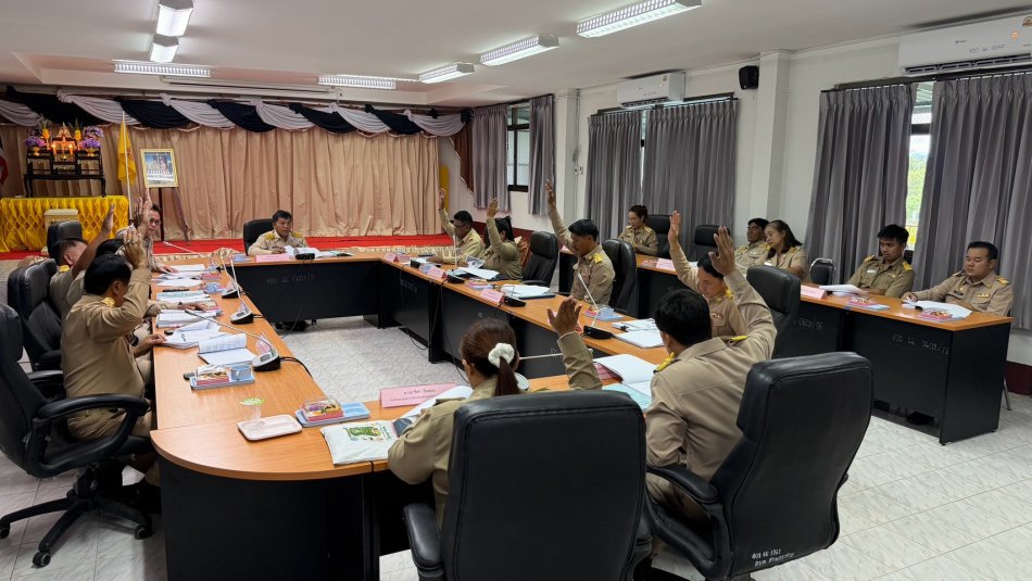 องค์การบริหารส่วนตำบลสามกระทาย จัดประชุมสภา สมัยวิสามัญ ครั้งที่ 1/2569 ประจำปี พ.ศ. 2569 โดยมีนายสุพจน์ จับจัด ประธานสภาฯ เปิดการประชุม พร้อมด้วย นางสาววราพร ตั้งธรรม นายกองค์การบริหารส่วนตำบลสามกระทาย คณะผู้บริหารฯ สมาชิกสภาฯ ข้าราชการ และเจ้าหน้าที่ที่เกี่ยวข้อง เข้าร่วมประชุมสภา  ณ ห้องประชุมสภา (ชั้น 2) องค์การบริหารส่วนตำบลสามกระทาย