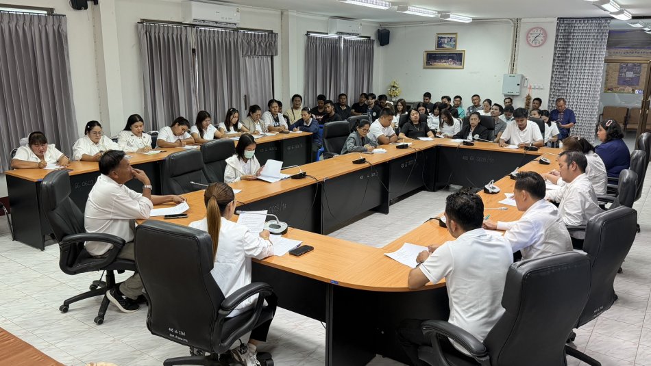 นางสาววราพร ตั้งธรรม นายกองค์การบริหารส่วนตำบลสามกระทาย พร้อมด้วยคณะผู้บริหาร จัดประชุมข้าราชการและพนักงาน องค์การบริหารส่วนตำบลสามกระทาย ประจำเดือนสิงหาคม 2569 