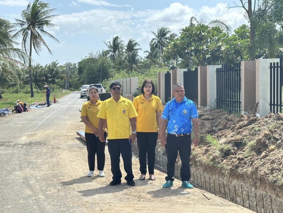 ผอ.สมควร คีรีนิล  นายกอบต.สามกระทาย ลงพื้นที่พร้อมด้วยเจ้าหน้าที่อบต.สามกระทาย ตรวจดูแลความเรียบร้อยของโครงการก่อสร้างรางระบายน้ำคสล.พร้อมปรับปรุงถนนเสริมผิวจราจรแอสฟัลท์ติกคอนกรีต สายรร.บ้านดอนกลาง - วัดสามกระทาย หมู่ 9 บ้านเขาราง ระยะทาง 185 เมตร