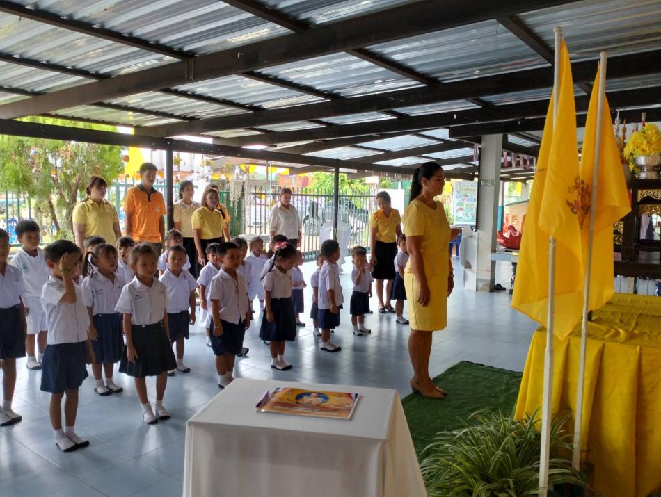 เจ้าหน้าที่อบต.สามกระทาย คุณครู และนักเรียนศูนย์พัฒนาเด็กเล็กบ้านดอนกลาง ร่วมกิจกรรมรวมพลังสร้างสัปปายะสู่วัดด้วยวิถี 5ส (Big Cleaning Day) และ พิธีเฉลิมพระเกียรติ พระบาทสมเด็จพระวชิรเกล้าเจ้าอยู่หัว เนื่องในโอกาสมหามงคลเฉลิมพระชนมพรรษา 6 รอบ 72 พรรษา เพื่อแสดงความจงรักภักดี ณ ศูนย์พัฒนาเด็กเล็กบ้านดอนกลาง