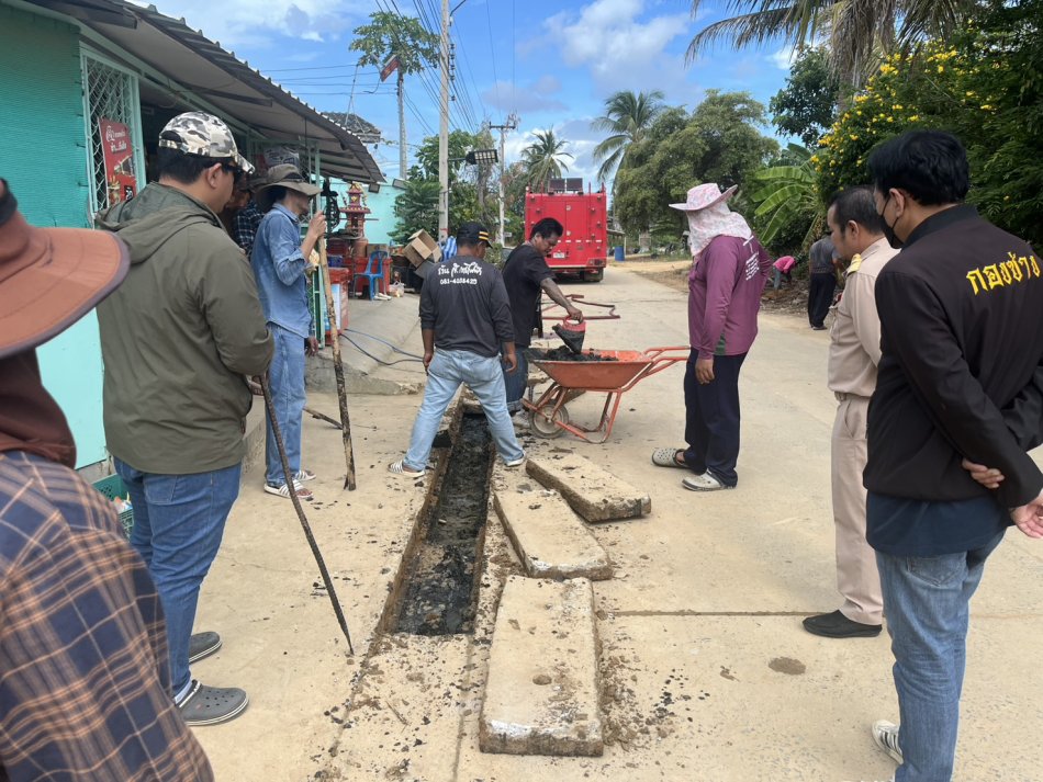 ลงพื้นที่ดำเนินการทำความสะอาดและกำจัดสิ่งกีดขวางภายในร่องระบายน้ำที่เกิดการอุดตัน ณ หมู่ที่ 3 บ้านใหม่ ตำบลสามกระทาย อำเภอกุยบุรี จังหวัดประจวบคีรีขันธ์