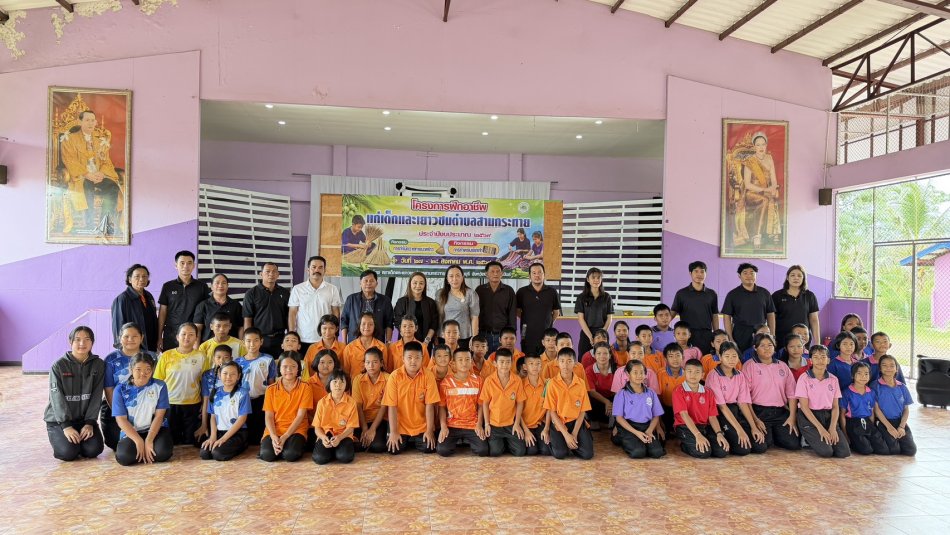 นางสาววราพร ตั้งธรรม นายกองค์การบริหารส่วนตำบลสามกระทาย พร้อมด้วย นายกฤษณา ปรีเปรม และนายสมศักดิ์ ทองตัน รองนายกองค์การบริหารส่วนตำบลสามกระทาย และนายสักก์ คนฉลาด หัวหน้าสำนักปลัด ร่วมเป็นเกียรติในพิธีเปิด โครงการฝึกอาชีพแก่เด็กและเยาวชนตำบลสามกระทาย ณ หอประชุมโรงเรียนบ้านดอนกลาง ตำบลสามกระทาย อำเภอกุยบุรี จังหวัดประจวบคีรีขันธ์ 