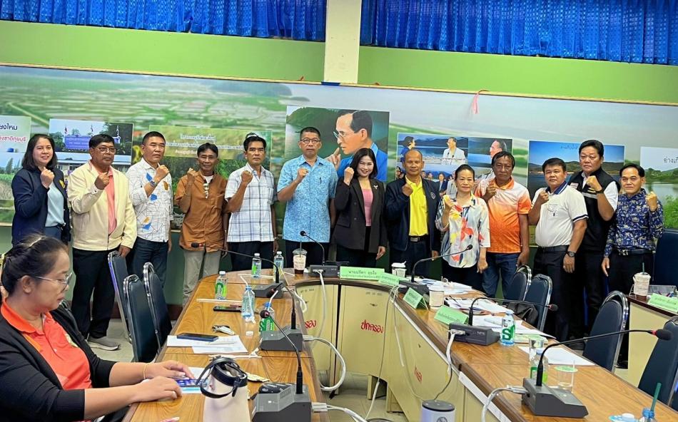 ผอ.สมควร คีรีนิล นายกอบต.สามกระทาย พร้อมด้วยผู้อำนวยการกองคลัง และเจ้าหน้าที่อบต.สามกระทาย เข้าร่วมประชุมรายงานผลความคืบหน้า เเละติดตามเร่งรัดการเบิกจ่ายงบประมาณภาครัฐ (เงินอุดหนุนเฉพาะกิจ)  ณ ห้องประชุมชั้น 2 อำเภอกุยบุรี