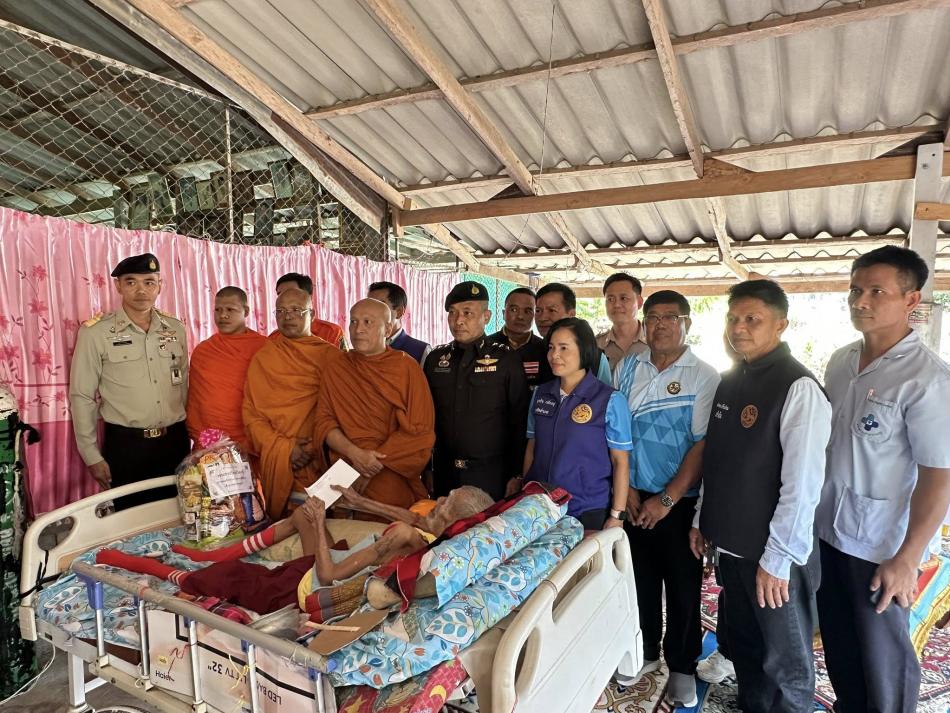 ผอ.สมควร คีรีนิล นายกอบต.สามกระทาย พร้อมด้วยปลัด หัวหน้าฝ่ายส่งเสริมสวัสดิการสังคม นักพัฒนาชุม และเจ้าหน้าที่อบต.สามกระทาย ร่วมกับนายอำเภอกุยบุรี กำนันผู้ใหญ่บ้าน และเจ้าคณะจังหวัดประจวบคีรีขันธ์ มอบใบทหารผ่านศึกและปัจจัยการดำรงชีพให้กับนายพัว เอมโอษฐ์ ซึ่งเป็นผู้ป่วยติดเตียง หมู่ 5 บ้านสำโหร