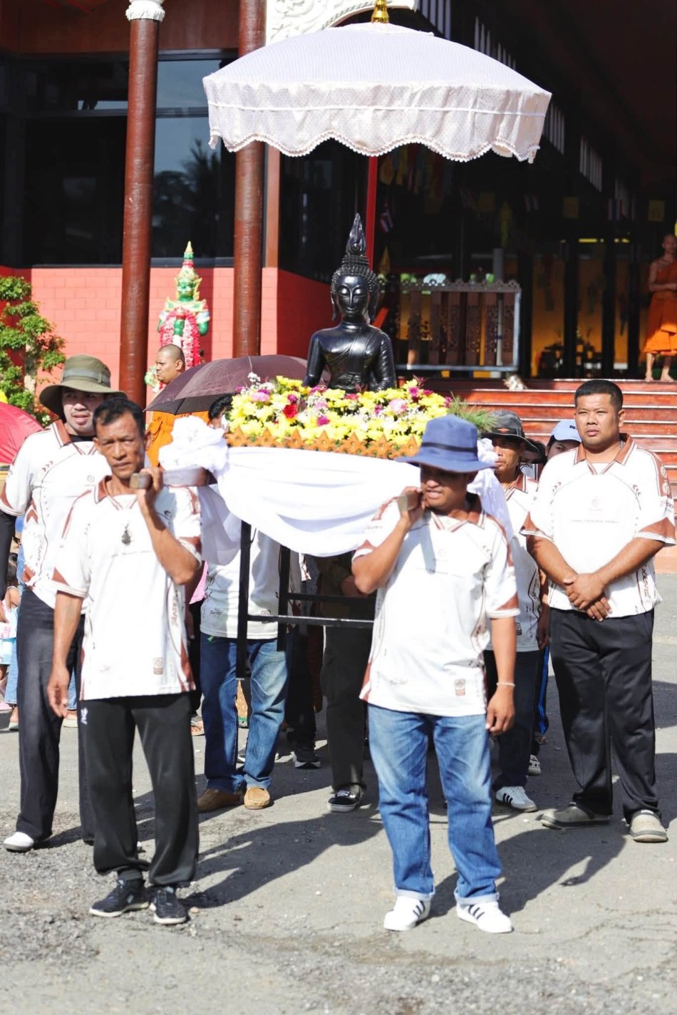 ร่วมขบวนแห่ หลวงพ่อกล่อม เพื่ออัญเชิญและประดิษฐาน ณ วิหารหลวงพ่อกล่อม วัดสามกระทาย ตำบลสามกระทาย อำเภอกุยบุรี จังหวัดประจวบคีรีขันธ์