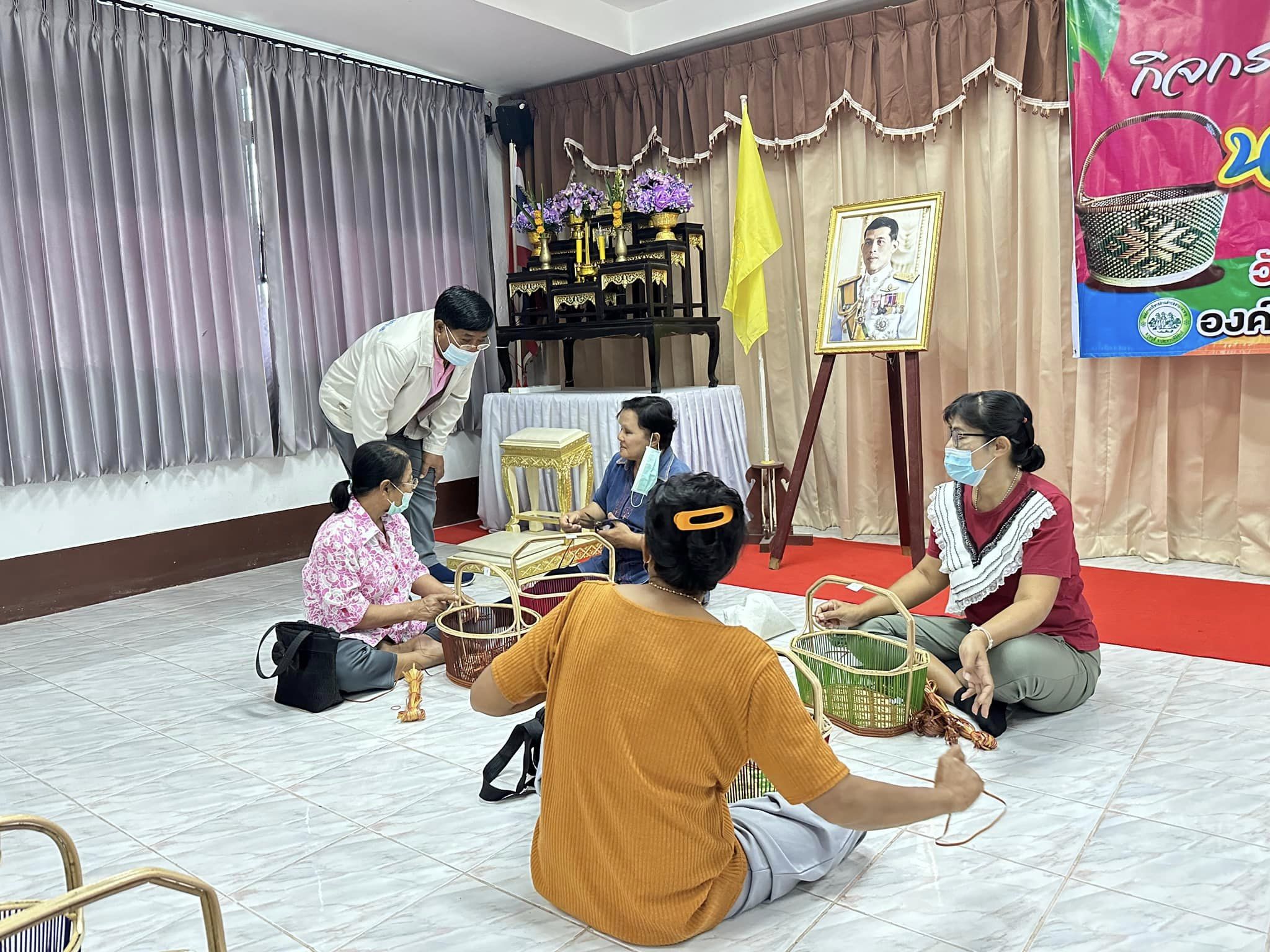 โครงการส่งเสริมการประกอบอาชีพในกิจกรรม "การทำตะกร้าหวายเทียม"