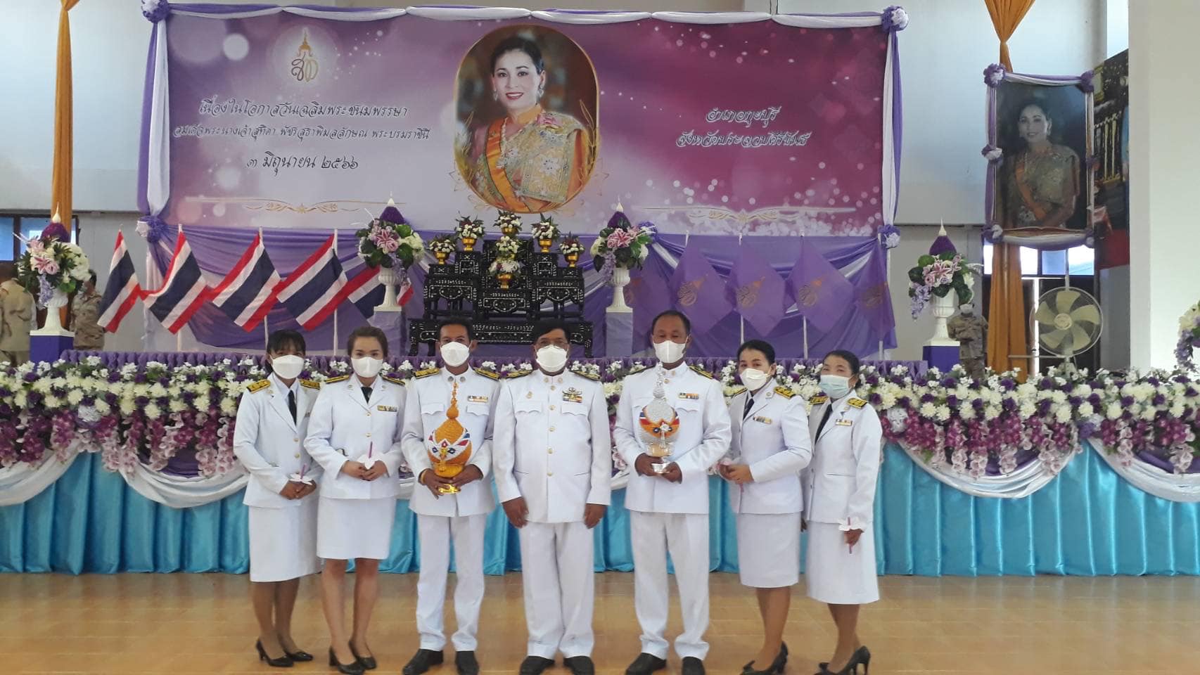 ร่วมพิธีถวายเครื่องราชสักการะ วางพานพุ่มและพิธีจุดเทียนถวายพระพรชัยมงคล เนื่องในโอกาสวันเฉลิมพระชนมพรรษา สมเด็จพระนางเจ้าฯ พระบรมราชินี