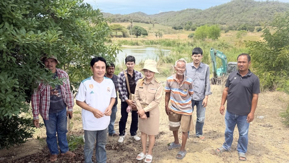 ลงพื้นที่เพื่อตรวจดูการขุดลอกแหล่งน้ำดิบในการทำประปาหมู่บ้าน