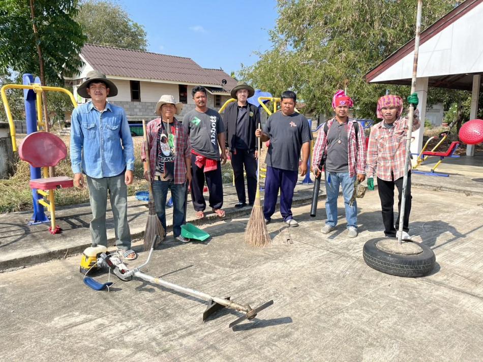 ลงพื้นที่ตัดกิ่งไม้ที่ยื่นล้ำ และพุ่มไม้ที่ปกคลุมบริเวณเครื่องออกกำลังกาย เพื่อปรับปรุงภูมิทัศน์ เสริมสร้างความปลอดภัย และอำนวยความสะดวกให้แก่ประชาชนในการใช้พื้นที่สาธารณะ 